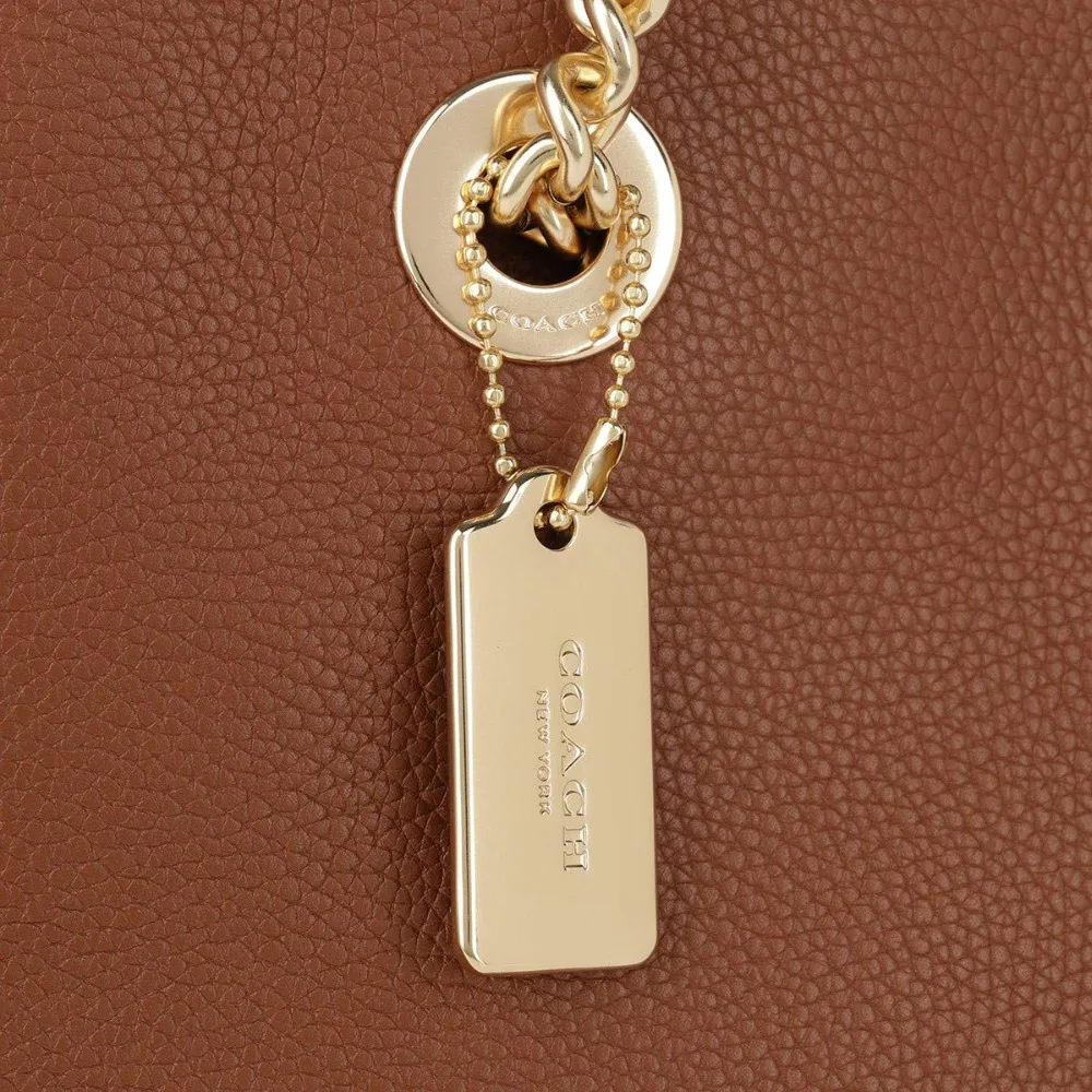 Coach Turnlock Chain Tote 27 из полированной галька кожи (1941 седло/золото) роскошные сумки для