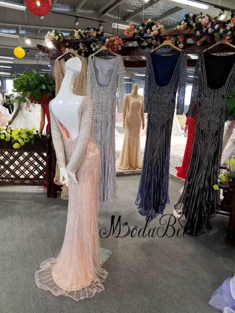 Женское вечернее платье с юбкой годе modabelle розовое длинными рукавами украшенное