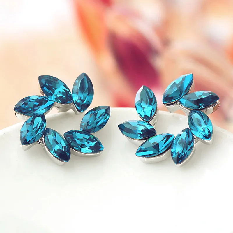 Серьги-гвоздики с кристаллами Neoglory элегантные сережки в форме цветка серебряным