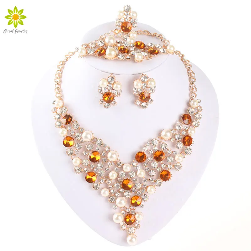 Комплект ювелирных изделий в африканском стиле золотого цвета с имитацией