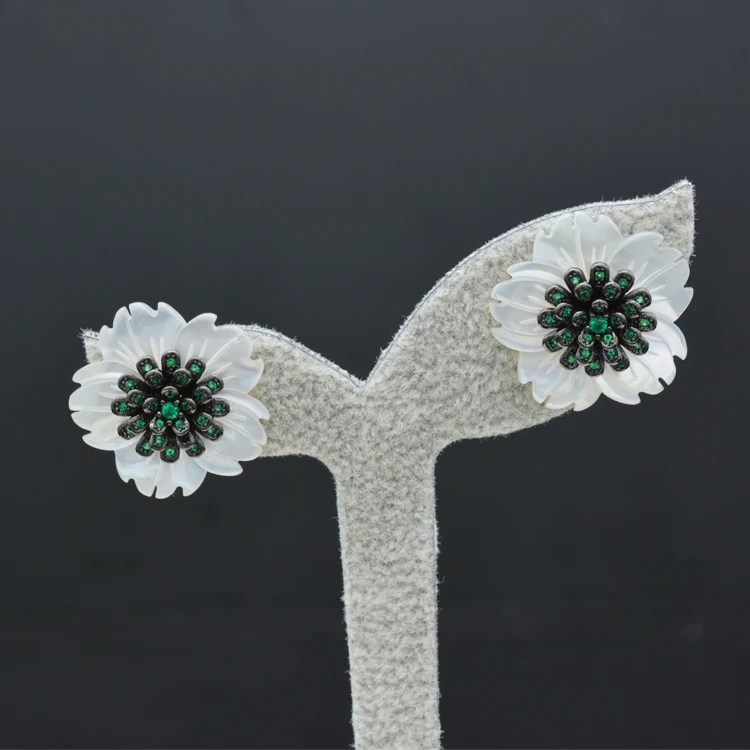 

White petal color zircon pine flower stamen ear stud, female ear stud jewelry