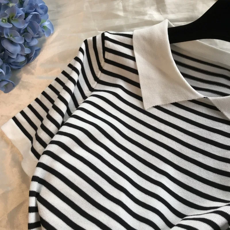 Женский вязаный костюм в полоску летний из двух предметов с отложным воротником