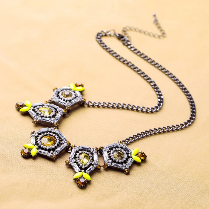 

Vintage Women Jewelry Statement Crystal Flower Necklace For Girl Party Acrylic Charm Pendant Necklace Fashion Female Accessories