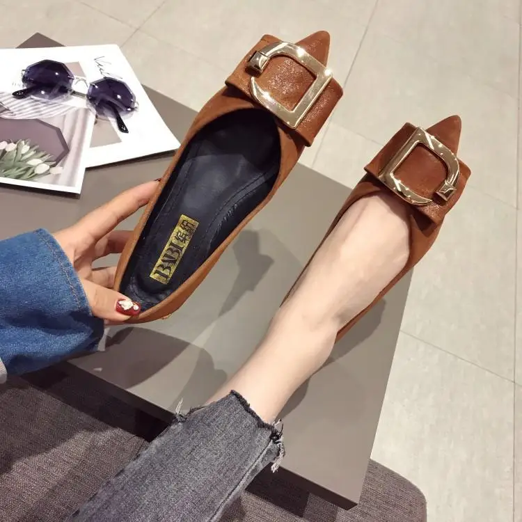 Женские замшевые туфли на плоской подошве коричневого черного цвета с острым