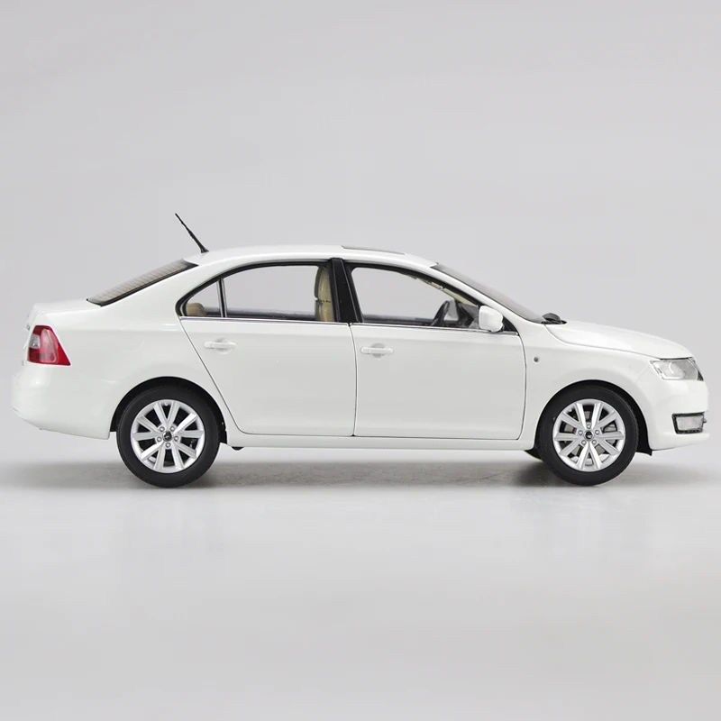 1:18 литая под давлением модель для Skoda Rapid Седан сплав игрушечный автомобиль миниатюрная коллекция Gitfs