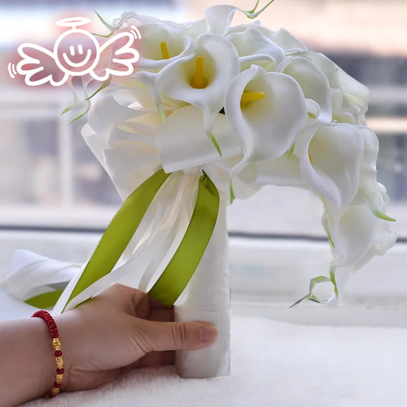 

Аутентичные оригинальные кальяны капли воды невесты, держащие цветы, букеты подружки невесты