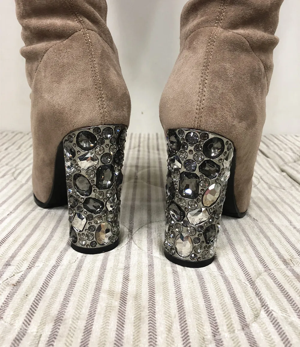Mstacchi модых женскинских Botas Сапоги выше колен; с круглым носком высокое качество из флока; женская кожаная обувь с украшением в виде кристаллов на высоком каблуке Высокие сапоги; большие размеры 34-43