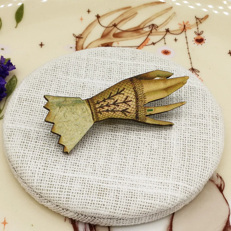 Женская винтажная брошка с розами Деревянный Серый ручной работы|badge pin|pin handpin pin |