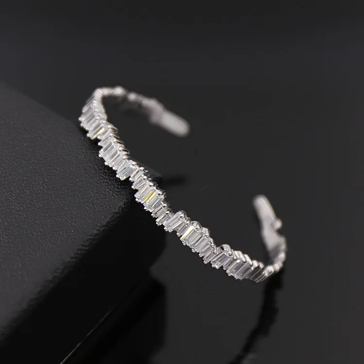 Мужские и женские браслеты-каффы hibrid золотистого цвета с кубическим цирконием