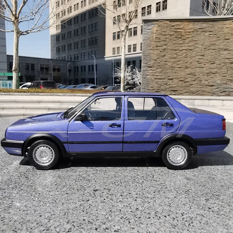 Литая модель автомобиля для старой Jetta(синий/фиолетовый)+ маленький подарок