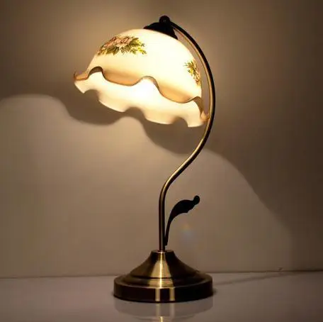 Ретро лампа крышка из белого стекла железная основа Европейский цветочный узор 45