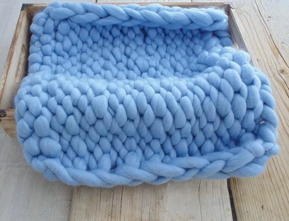 Небесно-голубое гигантское мини-одеяло из органической шерсти ручной вязки для