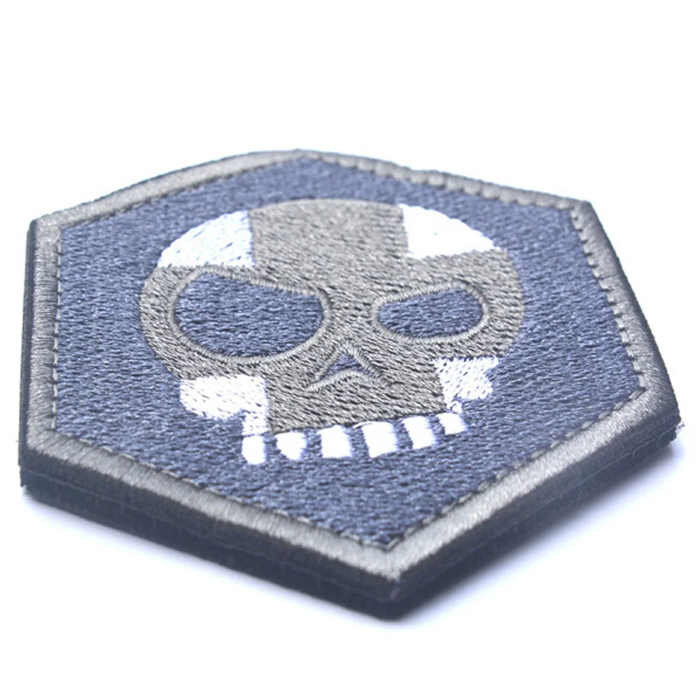 Тройной дизайн означает Т Череп синяя вышивка патч Крюк & Петля нарукавная
