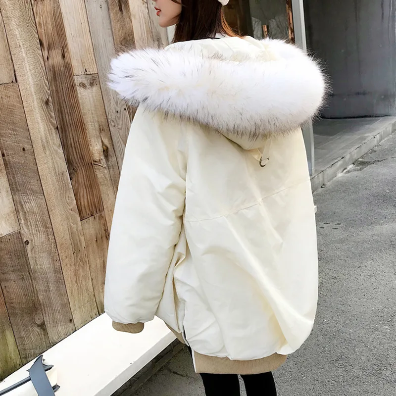 Женский зимний пуховик с большим меховым воротником теплая куртка на белом