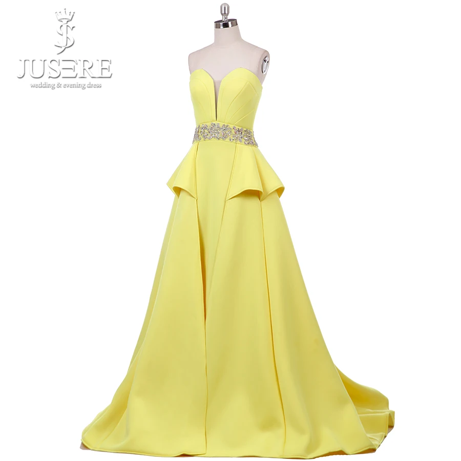 Женское вечернее платье со шлейфом ярко-желтое с баской на талии стразами и