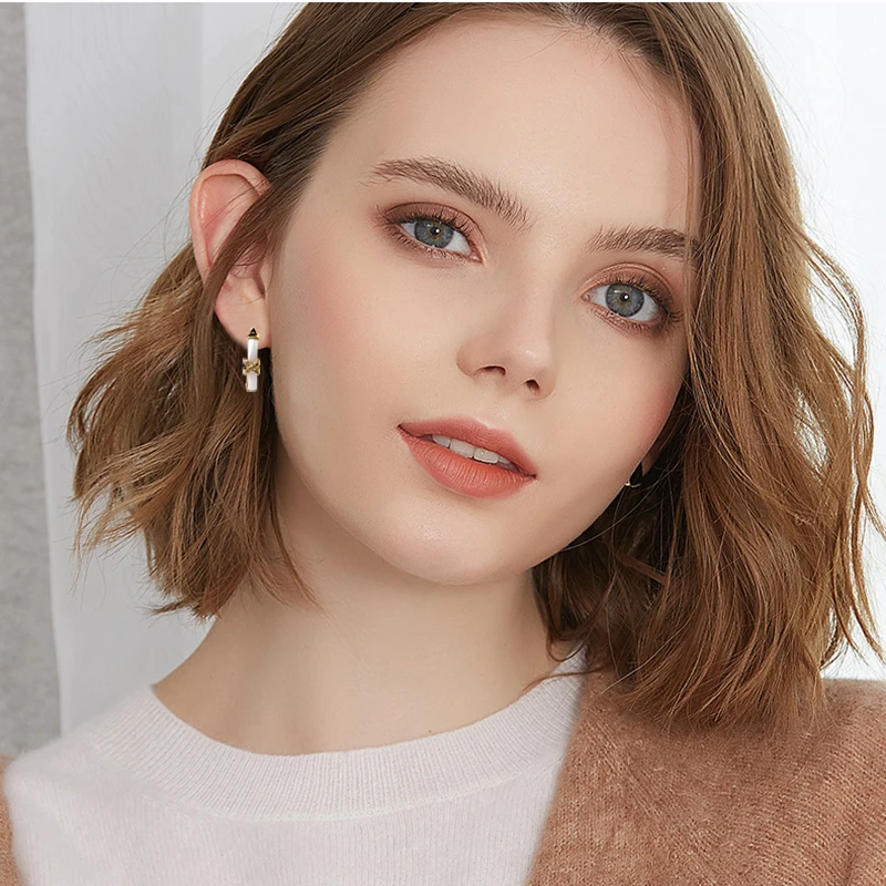 Серьги гвоздики с золотым крестом женские гладкие белые керамические украшения