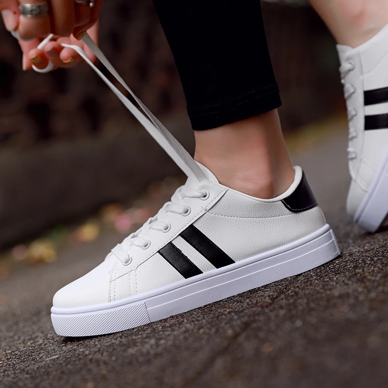 Женские кожаные туфли на толстой подошве белые однотонные шнуровке весна