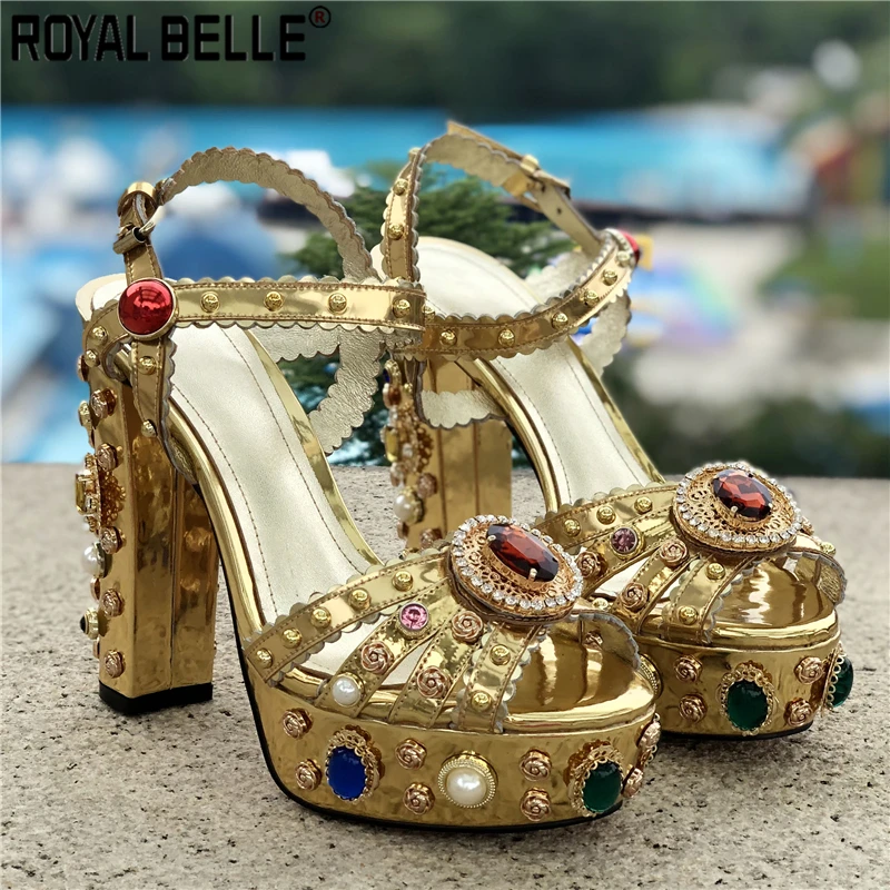 Королевский Belle на платформе; женские сандалии со стразами высокий толстый каблук Золотой Studds с украшением в виде кристаллов Свадебная вечеринка; Летние сандалии в гладиаторском стиле