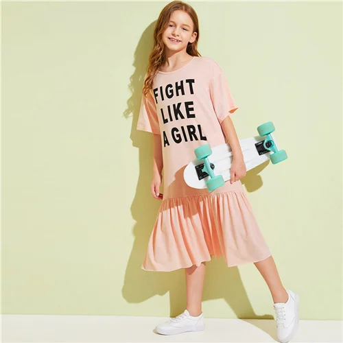 SHEIN/Детская Повседневная футболка для девочек с буквенным принтом и рюшами на подоле; платье для детей; коллекция года; Летние Детские платья средней длины с короткими рукавами и оборками - Цвет: Розовый
