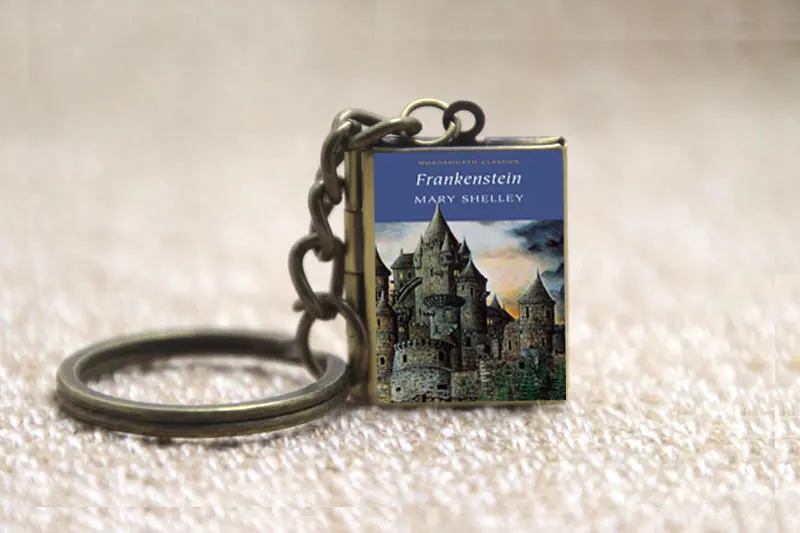Ожерелье брелок с медальоном и обложкой в виде книги Франкенштейна серебряные