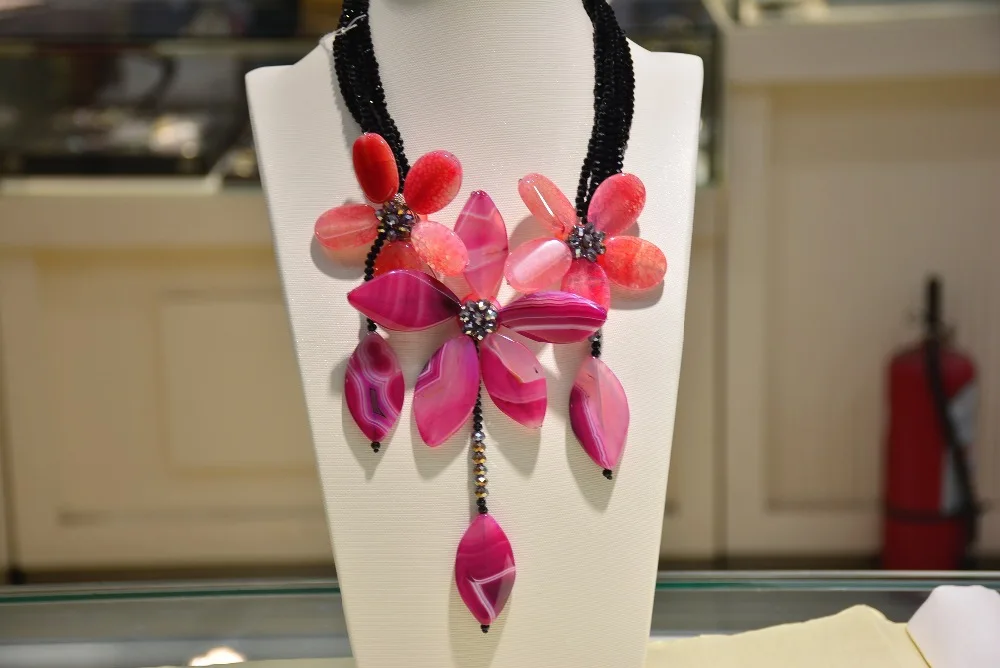 

Free shipping!!!2017 new Arrival Single hot pink Natural Agat e beads flower necklace with Black Crystal beads