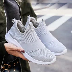 Мужские легкие кроссовки REETENE, сетчатые туфли без шнуровки, повседневные, лето 2019, большие размеры 36-48, спортивная обувь для мужчин