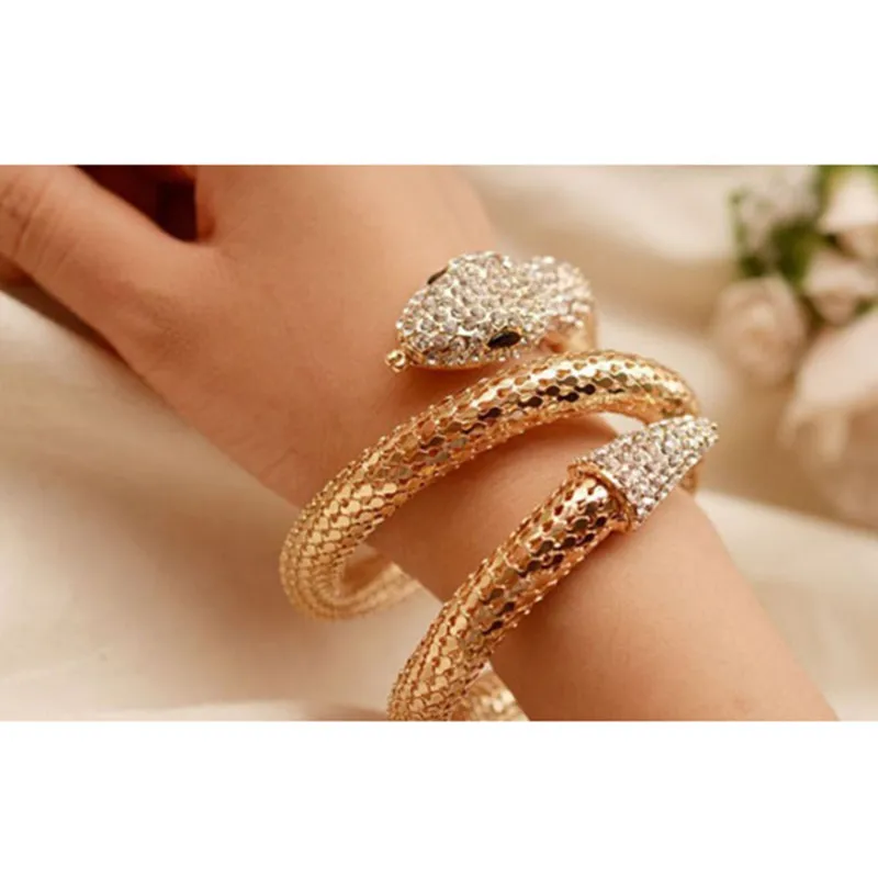 Многослойный браслет KUNIU в форме змеи золотого цвета украшенный кристаллами для