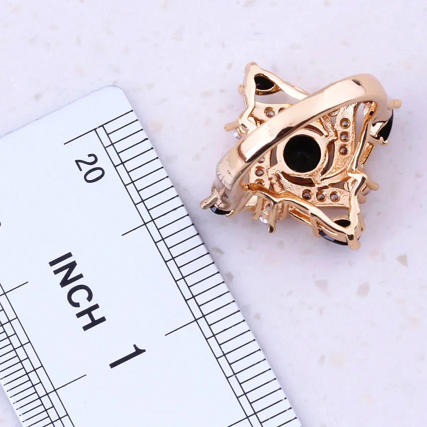 Женское кольцо приятного черного цвета с кристаллами кубического циркония