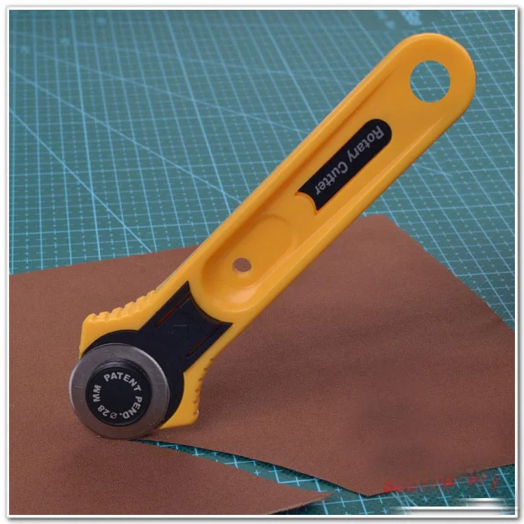 

45mm Patchwork cutting tool round knife for sewing DIY accessories tools 1set=1 knife+ 1 spare blade set