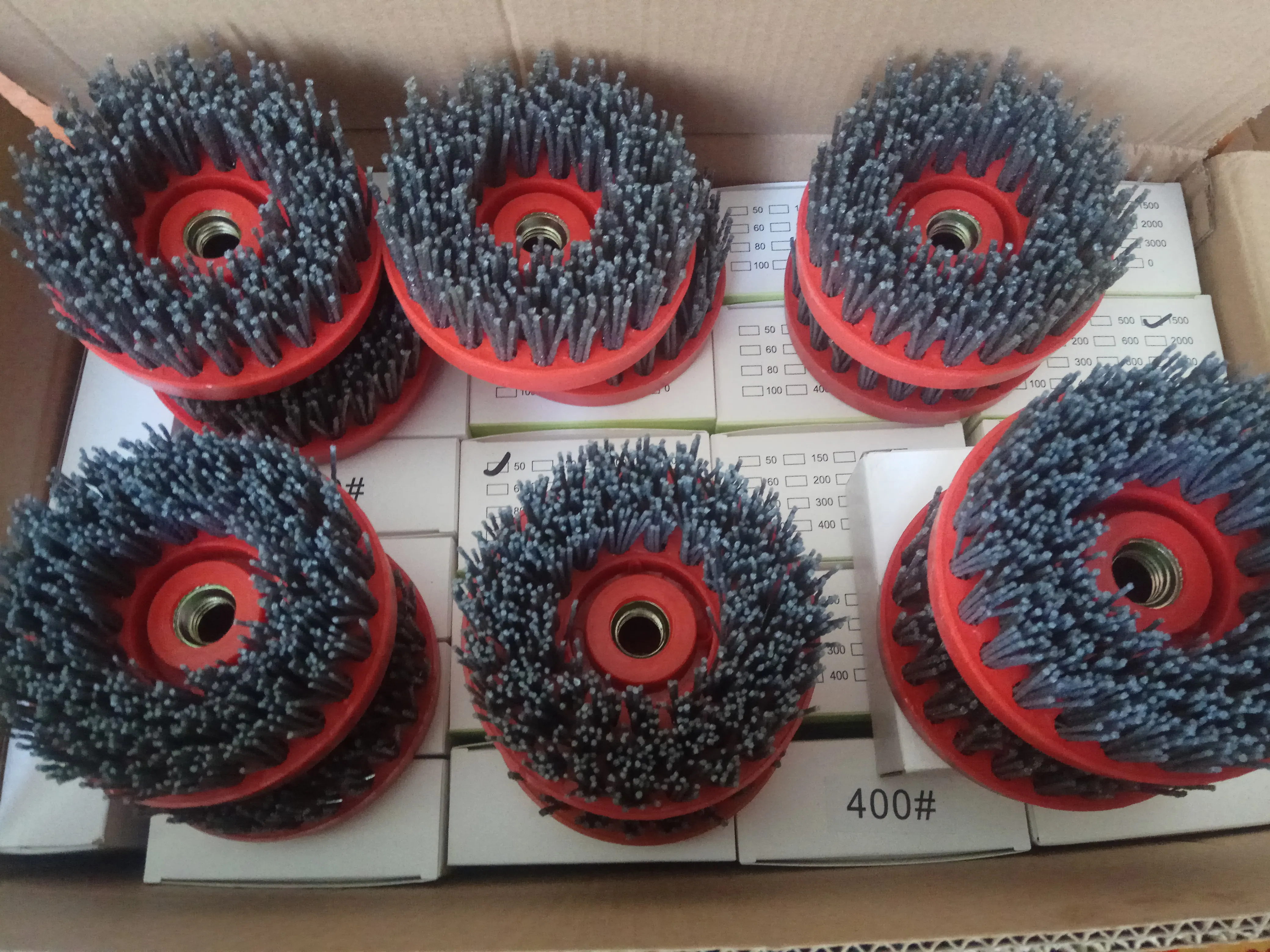 Абразивные щетки с алмазным наполнением для высокоэффективной округлой шлифовки мрамора и гранита.