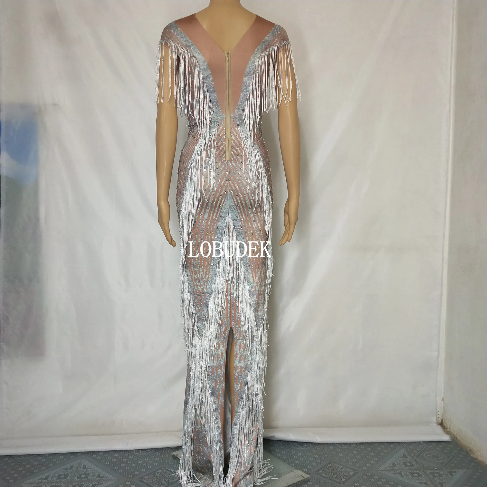 Женское длинное платье без рукавов белое с бахромой и стразами вечернее для