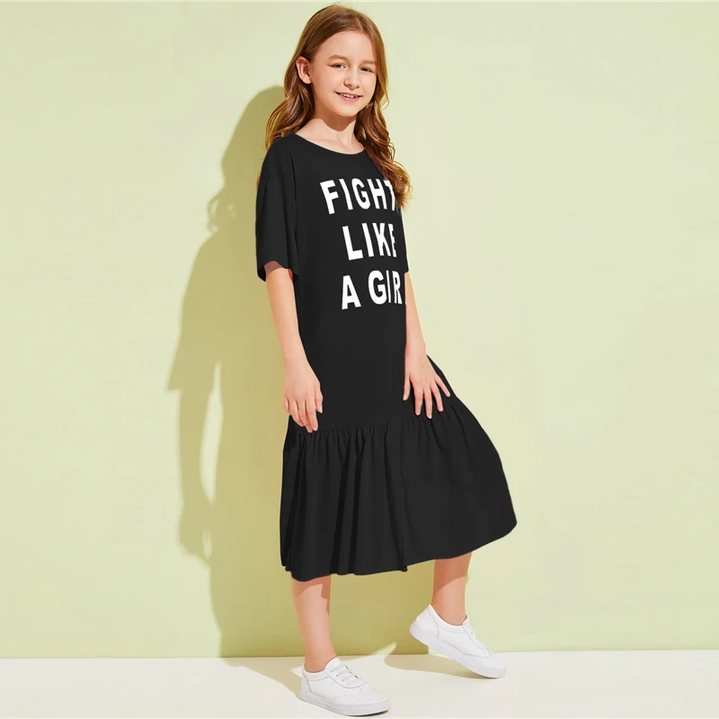 SHEIN/Детская Повседневная футболка для девочек с буквенным принтом и рюшами на подоле; платье для детей; коллекция года; Летние Детские платья средней длины с короткими рукавами и оборками