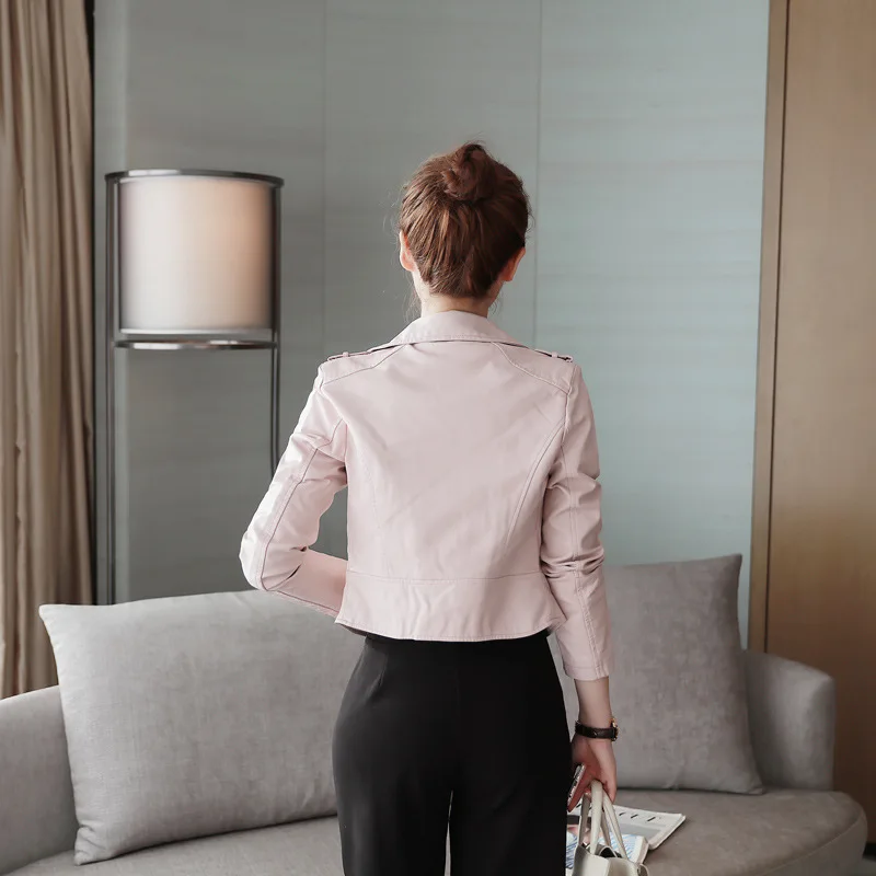 Женская кожаная куртка с отложным воротником черная приталенная байкерская из