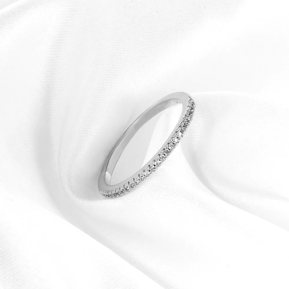 Свадебное кольцо с золотистым лаконичный кубическим цирконием золотистого