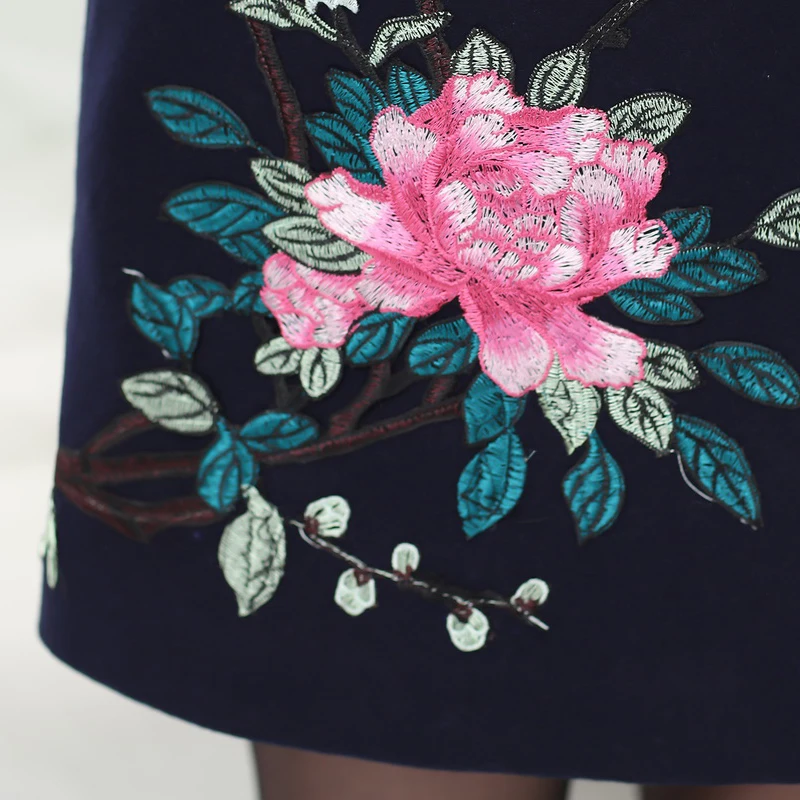 

2019 NEW Fashion Plus Size 5XL Winter Jacket Coats Women Vintage Floral Embroidery Wool Coat Middle aged Autumn Woolen Overcoat