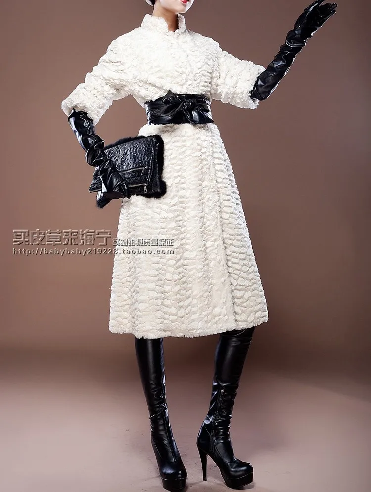 Женское длинное пальто в стиле ретро черно белое из искусственного меха на зиму и