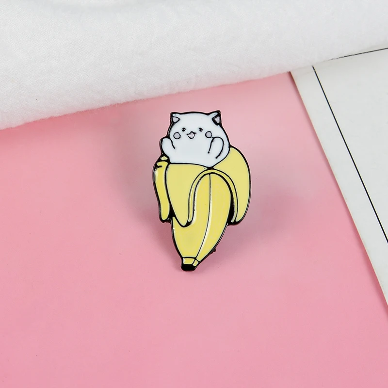 

Cat Story ! Meowth Super Lovely Kawaii Banana White Hairy Cat Hard Enamel Cartoon Animal Brooches Lapel Pins