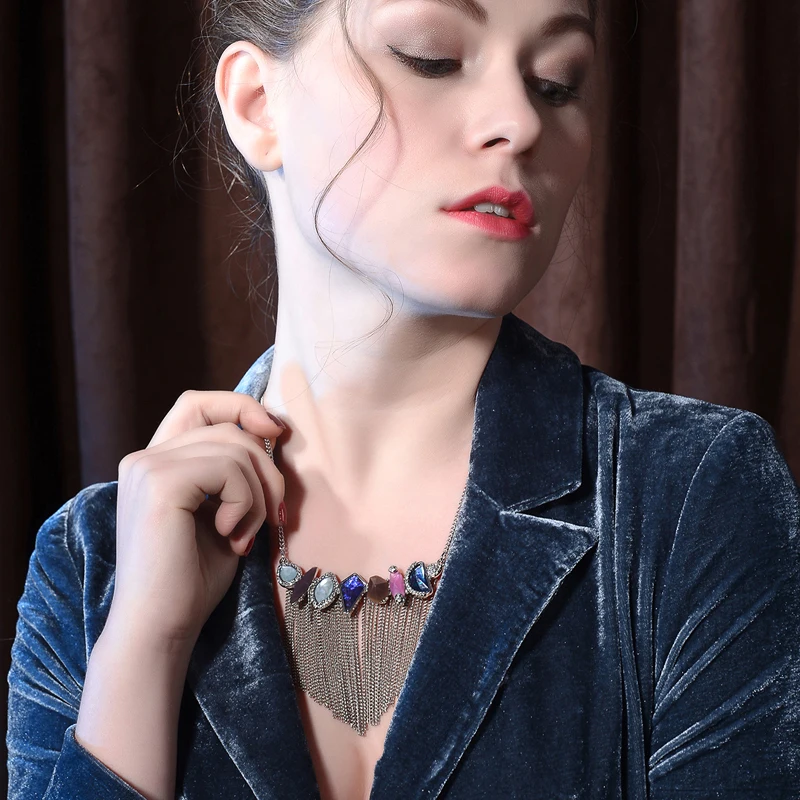 Женское асимметричное ожерелье с разноцветным геометрическим кулоном