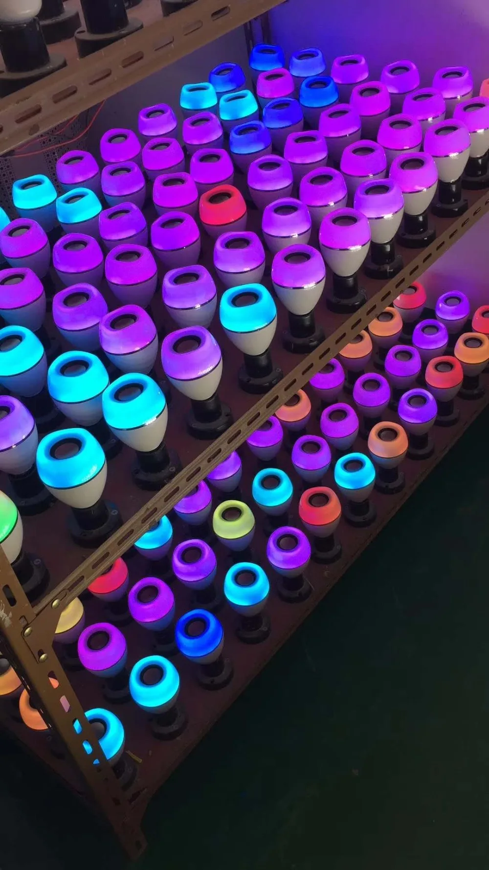 Светодиодный светильник лампа со встроенным Bluetooth Динамик, 8 Вт E27 RGB+ W лампа Беспроводной стерео аудио с 24 кнопок пульта дистанционного управления, Управление
