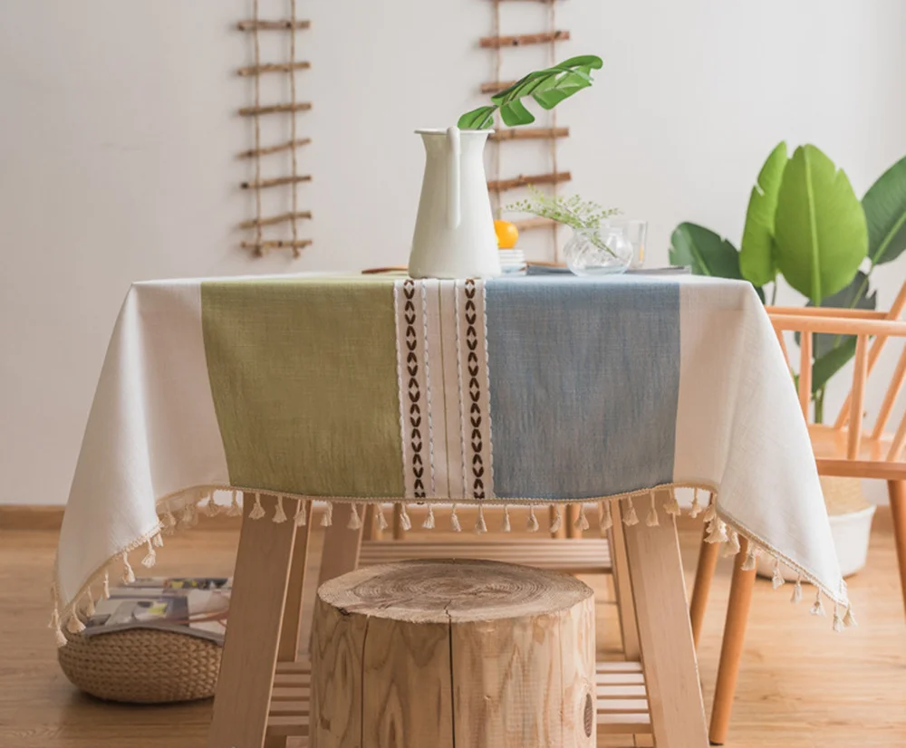 Классическая декоративная льняная скатерть в клетку с кисточкой