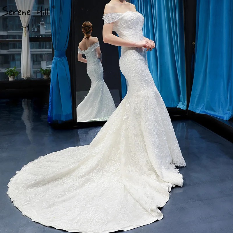 Женское свадебное платье русалки белое без рукавов с открытыми плечами и цветами