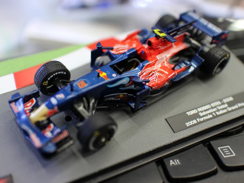Модель игрушечного автомобиля под давлением 1:43 модель TORO красный Vettel 2008 Формула 1