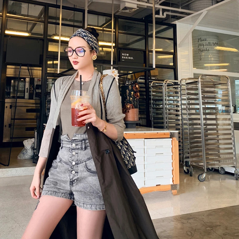 TWOTWINSTYLE Уличная Короткие брюки для женщин Высокая талия легкая стирка отбеленная