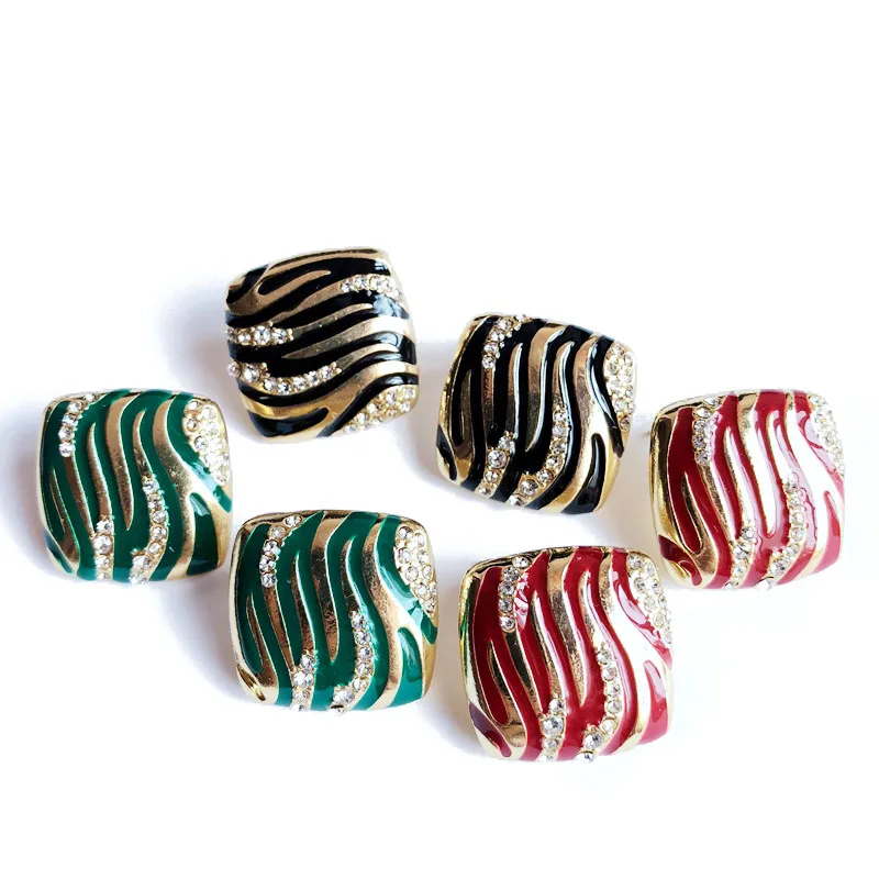 Элегантные серьги квадратные с красным и зеленым камнем черный эмалированный