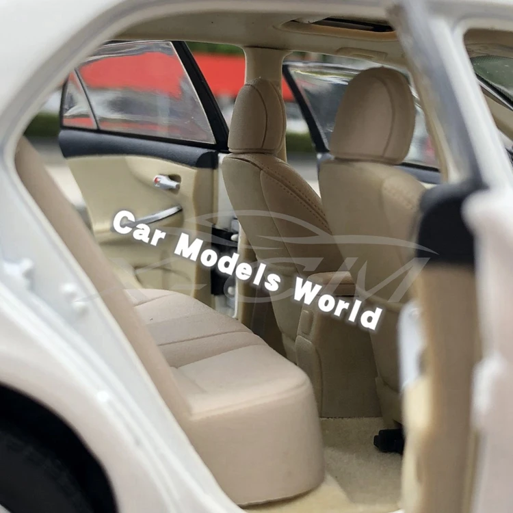 Литая под давлением модель автомобиля для старого Corolla 1:18(белый)+ маленький подарок