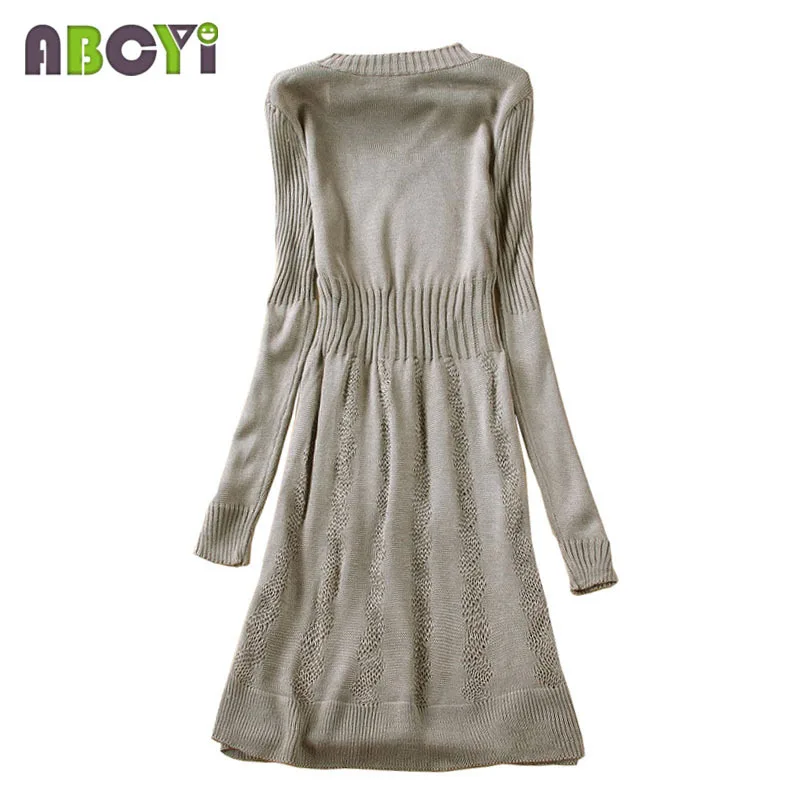 Женское трикотажное платье свитер средней длины серое/черное с V образным