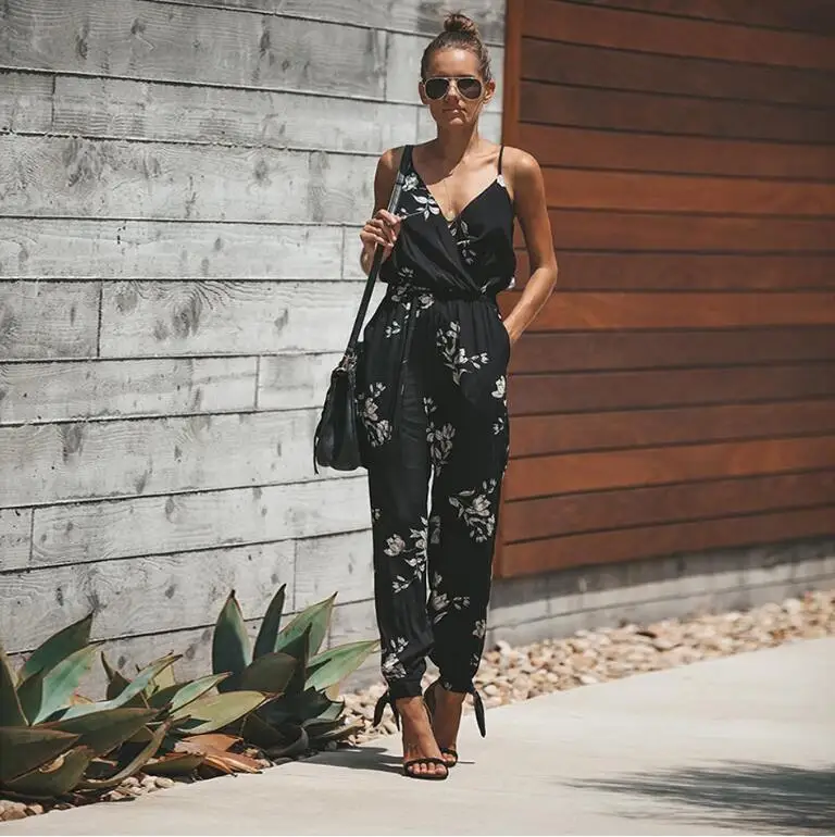 Женский комбинезон с цветочным принтом на бретельках разрезом сбоку весну-лето