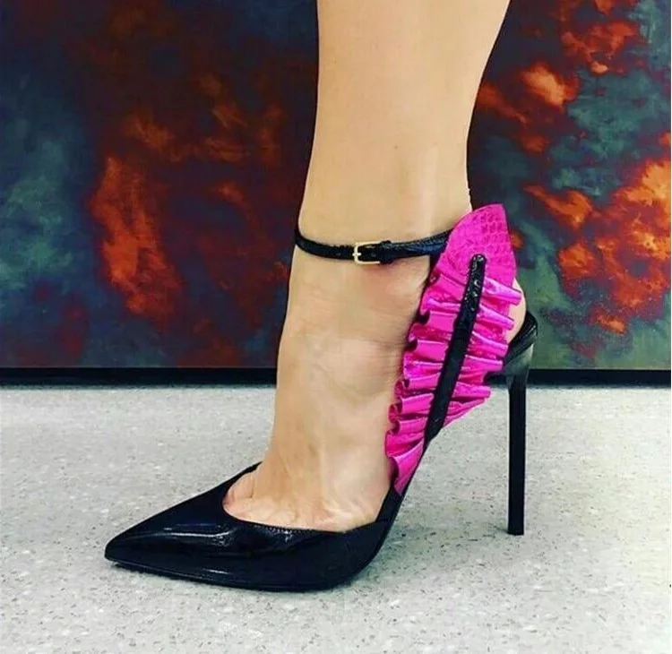 Новое поступление туфли-лодочки с золотыми оборками и ремешком на пятке женская