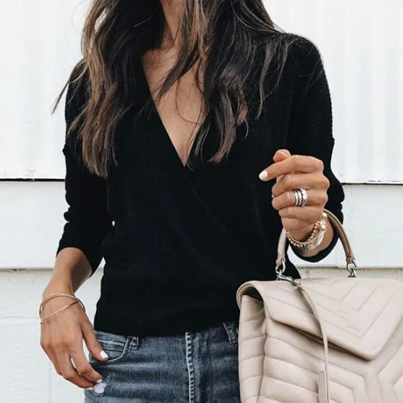 Серый трикотажный свитер с треугольным вырезом бежевый длинный теплый зимний