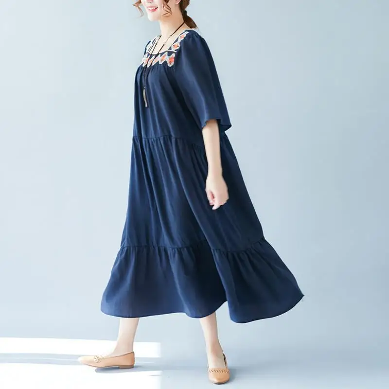 Женское платье большого размера свободное средней длины с квадратным воротником